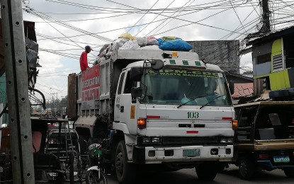 <p><strong>TRASH COLLECTION</strong>. A garbage truck collects waste in Bacolod City in this undated photo. On July 10, 2023, the city government signed a memorandum of agreement with the Solid Waste Management Association of the Philippines for the conduct of a waste analysis and characterization study, which seeks to provide baseline information necessary for the development of a comprehensive and sustainable 10-year solid waste management plan for Bacolod. <em>(PNA-Bacolod file photo)</em></p>