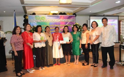 <p><strong>VOLUNTEERS.</strong> The regional winners of Rafael M. Salas Kaunlarang Pantao Awards Most Outstanding Barangay Population Volunteer along with officials of Commission on Population Development in this July 11, 2023 photo. The CPD has renewed its call to local government units to appoint barangay population volunteers to carry out family planning programs in communities. <em>(Photo courtesy of Tacloban city government)</em></p>