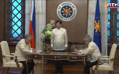 <p class="p3"><strong>CONTRACT SIGNING.</strong> President Ferdinand R. Marcos Jr. witnesses the signing between the Department of Transportation (DOTr) and the winning contractors for contract packages S-01, S-03A, and S-03C under the South Commuter Railway Project (SCRP) in a ceremony at Malacañan Palace in Manila on Thursday (July 13, 2023). The PHP52-billion railway project will serve around 800,000 commuters daily by 2029, and would generate 3,000 job opportunities. <em>(Screengrab from Radio Television Malacañang)</em></p>