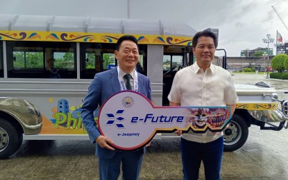 <p><strong>PINOY E-JEEPNEY.</strong> Bacolod City Mayor Alfredo Abelardo Benitez (right) receives the symbolic key from Jiangsu Fengchuen New Energy Power Technology Co. Ltd. chairman Li Longde, formalizing the intention of the Korean-invested Chinese electric (e)-vehicle maker to establish an industrial complex in the city, during the launching ceremony held at the Bacolod Government Center on Friday (July 14, 2023). Fengchuen also donated two units of e-vehicles to the city government.<em> (PNA photo by Nanette L. Guadalquiver)</em></p>