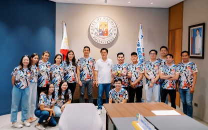 <p><strong>SEND-OFF.</strong> Bacolod City Mayor Alfredo Abelardo Benitez (center) with the Bacolod-based  Philippine Men’s and Women’s Tchoukball Teams during their call courtesy visit on July 12, 2023. The Filipino tchoukballers will see action in the Southeast Asia Tchoukball  Championships on July 17 and 18 at the ActiveSG Pasir Ris Sport Centre in Singapore. <em>(Photo courtesy of Albee Benitez Facebook page)</em></p>