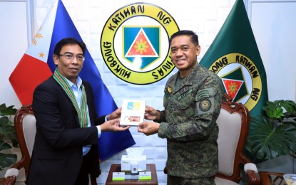 <p><strong>PROMOTING 'SAFE SPACES'.</strong> Army commander Lt. Gen. Romeo Brawner Jr. (right) receives a token from Commission on Human Rights (CHR) chairperson Richard P. Palpal-latoc during the latter's official visit at the Philippine Army Headquarters in Fort Bonifacio, Taguig City on Thursday (July 13, 2023). Brawner said they would work together with the CHR to develop a more holistic and cohesive mental health program that would protect the well-being and resilience of Army troops. <em>(Photo courtesy of the Philippine Army)</em></p>