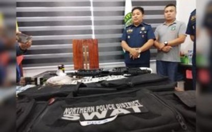 <p><strong>BUSTED</strong>. Pangasinan Police Provincial Office director Col. Jeff Fanged (in uniform) presents the pieces of evidence recovered from two robbery suspects in San Carlos City on Friday (July 14, 2023), one of whom is a member of the Northern Police District-National Capital Region Police Office. The victim was a 64-year-old businesswoman, whose daughter is a fellow Metro Manila cop and girlfriend of the officer-suspect. <em>(PNA photo by Hilda Austria)</em></p>
<p> </p>