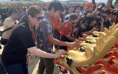 <p><strong>LET THE RACE BEGIN.</strong> Presidential son William Vincent Marcos (2nd from left), together with Tingog Sinirangan Party-list Rep. Yedda Marie Romualdez (left) and Surigao del Norte 1st District Rep. Francisco Jose Matugas II (3rd from left), leads the “dotting of the eyes of the dragons,” signaling the start of the 1st Dapa Siargao International Dragon Boat Festival in Dapa, Surigao del Norte on Saturday (July 15, 2023). A total of 28 teams composed of 918 athletes will compete in the race, which ends on Sunday. <em>(PNA photo by Alexander Lopez)</em></p>