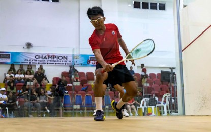 <p><strong>TOP JUNIOR.</strong> Filipino squash player Christopher Buraga competes in the Boys' Under-17 semifinal of the 7th Borneo Junior Open at the Squash Racquets Association of Sarawak courts on Saturday (July 15, 2023). He lost to Malaysian Altamis Aqhar Sallam A Sufian, 13-11, 6-11, 9-11, 7-11. <em>(Contributed photo)</em></p>