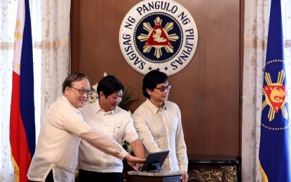 <p><strong>DIGITAL TRANSFORMATION.</strong> President Ferdinand R. Marcos Jr., together with Department of Information and Communications Technology Secretary Ivan Uy (left) and Department of the Interior and Local Government Secretary Benhur Abalos (right), leads the national launching of the Electronic Local Government Unit (eLGU) System and the People’s Feedback Mechanism (eReport) in a ceremony at the President’s Hall in Malacañan Palace on Monday (July 17, 2023). Both the eLGU and eReport serve as vital components of the DICT’s eGov PH Super App, a mobile application that integrates the multi-sectoral government services in a single platform. <em>(PNA photo by Rey Baniquet) </em></p>