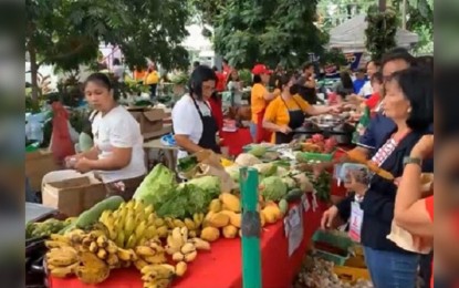 <p><strong>FRESH AND AFFORDABLE</strong>. The provincial government, through the Office of the Provincial Agriculturist (OPAg), together with some national government agencies, launched the Kadiwa ng Pangulo (KNP) on Monday (July 17, 2023). The initiative aims to ensure a ready market for local farm producers and micro, small, and medium enterprises (MSMEs) while providing consumers with quality and safe food items.<em> (Photo courtesy of Batangas PIO)</em></p>