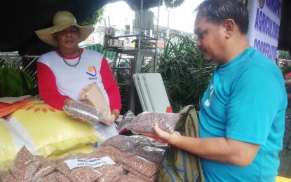 <p><strong>KADIWA NG PANGULO.</strong> Nelson Guevarra buys affordable rice at the “Kadiwa ng Pangulo” pop-up store at the Antique capitol grounds on Monday (July 17, 2023). Antique Acting Governor Edgar Denosta, in his message during the opening program, said 50 farmer’s cooperatives and micro-small and medium entrepreneurs joined the activity. (<em>PNA photo by Annabel Consuelo J. Petinglay</em>)</p>