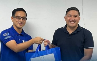 <p><strong>ANTI-RABIES PROJECT</strong>. Dr. John Michael Cabuguason (right), veterinarian of Victorias City, Negros Occidental, receives lateral flow device kits for rabies testing from Dr. Nobuo Saito of the JICA Japan and Philippines One Health Rabies project on July 12, 2023. Under the initiative, the northern Negros city will host the first remote rabies laboratory in Negros Island using the Japanese-developed testing kit for early detection of rabies.<em> (Photo courtesy of Victorias City Information Office)</em></p>