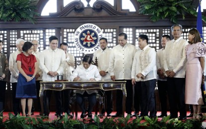<p><strong>MAHARLIKA INVESTMENT FUND.</strong> President Ferdinand R. Marcos Jr. signs Republic Act 11954 or the Maharlika Investment Fund Act of 2023 at the Kalayaan Hall of Malacañan Palace in Manila on Tuesday (July 18, 2023). Marcos said the MIF is designed to drive economic development in the country. <em>(PNA photo by Rolando Mailo)</em></p>