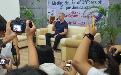 <p><strong>BAMBOO INDUSTRY.</strong> Russel Smith, president and chief executive officer of Rizome Bamboo based in Cagayan de Oro City, explains to student journalists the potential of the bamboo industry in the Philippine economy on Tuesday (July 18, 2023). Smith says his company has partnered with Indigenous People communities in Mindanao to help grow bamboo and provide them livelihood<em>. (PNA photo by Nef Luczon)</em></p>