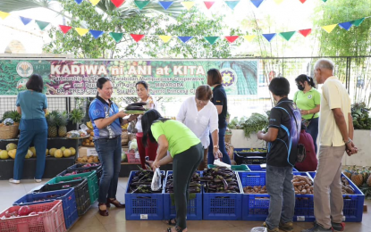 <p><strong>AFFORDABLE VEGGIES</strong>. Palawan consumers flocked to the Provincial Capitol Compound on Monday (July 17, 2023) to purchase vegetables and other items at the Kadiwa ng Pangulo outlet. Mayor Lucilo Bayron called for the program's implementation every payday.<em> (Photo courtesy of Palawan Provincial Information Office)</em></p>