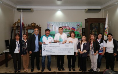 <p><strong>OUTSTANDING COASTAL COMMUNITY</strong>. Balanga City Mayor Francis Anthony Garcia (5th from left), together with Bataan Vice Governor Marcia Cristina Garcia (5th from right), receive the plaque of recognition and PHP2-million cheque from the Bureau of Fisheries and Aquatic Resources 3 (Central Luzon), led by its Director Wilfredo Cruz (4th from left), for being the regional winner of the 2022 Malinis at Masaganang Karagatan (MMK) Search for Outstanding Coastal Community, on Monday (July 17, 2023). Balanga City was cited for its outstanding efforts in promoting sustainable fishing practices and marine conservation. <em>(Photo courtesy of BFAR-3)</em></p>