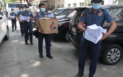 <p><strong>AFFIDAVITS.</strong> PNP Anti-Cybercrime Group (PNP-ACG) file voluminous documents before prosecutors on Wednesday (July 19, 2023). Prosecutors gave the defense until Aug. 9 to file their counter affidavits.<em> (PNA photo by Benjamin Pulta)</em></p>