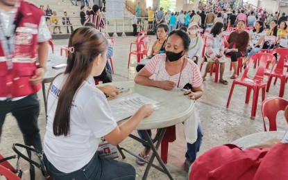 <p><strong>CASH AID.</strong> The distribution of cash assistance to individuals in crisis situations in Isabel, Leyte on Wednesday (July 19, 2023). The Department of Social Welfare and Development has released PHP3 million in assistance benefitting at least 1,000 residents. <em>(PNA photo by Sarwell Meniano)</em></p>