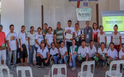 <p><strong>AID TO HIGH-VALUE CROPS.</strong> Representatives of the Special Area for Agricultural Development (SAAD) program of the Department of Agriculture in the Caraga Region hand over support packages to the San Antonio Farmers Organization (SAFO) in Remedios T. Romualdez in Agusan del Norte on Wednesday (July 19, 2023). The SAFO and two other organizations in Surigao del Sur were provided a combined total package of PHP3.7 million worth of aid under the program. <em>(Photo courtesy of DA-13)</em></p>