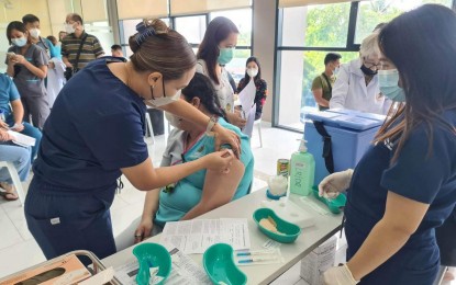 <p><strong>OMICRON VACCINE.</strong> A health worker administers the Covid-19 bivalent vaccine to a colleague during Monday's (July 17, 2023) ceremonial activity in Negros Oriental. Provincial Health Officer Dr. Liland Estacion said there are 1,800 doses of the Omicron variant bivalent vaccine for health workers in the province. <em>(Photo courtesy of PHO Negros Oriental)</em></p>