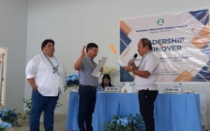 <p><strong>TURNOVER OF COMMAND</strong>. National Irrigation Administration (NIA) Ilocos acting Regional Manager Danilo Gomez (second from left) takes his oath of office before NIA Senior Deputy Administrator Robert Suguitan (right), replacing Gaudencio De Vera (left) on Wednesday (July 19, 2023) at NIA regional office in Urdaneta City, Pangasinan. De Vera will be assigned to Bicol Region. <em>(Photo by Liwayway Yparraguirre)</em></p>
