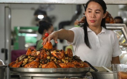 <p><strong>HALAL FOOD.</strong> A food attendant sells a variety of Halal food along Pedro Gil Street in Malate, Manila on July 20, 2023. One of the menu items the restaurant offers is the mixed rice dish called Biryani. <em>(PNA photo by Yancy Lim)</em></p>