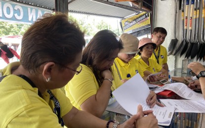 <p><strong>CHECKING FOR DELINQUENCY.</strong> Personnel of the Social Security System - Legazpi branch visit a business establishment in Daraga town in Albay province on Friday (July 21, 2023). Visits to employers aim to remind them of their obligations to remit their employees' monthly contributions.<em> (PNA photo by Connie Calipay)</em></p>