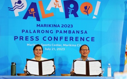 <p><strong>READY FOR PALARO.</strong> Vice President and Education Secretary Sara Duterte (left) and Marikina City Mayor Marcelino "Marcy" Teodoro show the memorandum of agreement they signed for the hosting of the Palarong Pambansa during a press conference at the Marikina Sports Center on Friday (July 21, 2023). The country’s largest youth sporting event will be held from July 29 to Aug. 5. <em>(PNA photo by Jesus M. Escaros)</em></p>