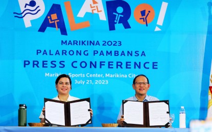 <p><strong>TEAMWORK.</strong> Vice President and Education Secretary Sara Duterte (left), and Marikina City Mayor Marcelino "Marcy" Teodoro show the memorandum of agreement they signed for the hosting of the Palarong Pambansa during a press conference at the Marikina Sports Center on July 21, 2023. The country’s largest youth sporting event was held from July 29 to Aug. 5. <em>(PNA photo by Jesus M. Escaros) </em></p>