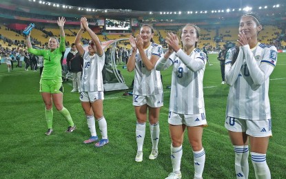 <p><strong>1ST WORLD CUP WIN.</strong> Goalie Olivia McDaniel (left) leads the other Filipinas in saluting the crowd after upsetting co-host New Zealand for their first-ever win in the FIFA Women’s World Cup at the Wellington Stadium on Tuesday night (July 25, 2023). With her are Sofia Harrison (2nd from left), Ryley Bugay, Isabella Flanigan and Quinley Quezada.<em> (Contributed photo)</em></p>