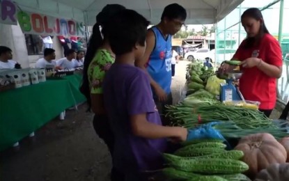 <p><strong>KADIWA IN ALCOY</strong>. Residents in Alcoy, Cebu buy fresh farm produce at a cheaper price in a Kadiwa ng Pangulo pop-up store run by the farmers on Wednesday (July 26, 2023). The Kadiwa ng Pangulo was held alongside the Serbisyo Caravan. <em>(Screengrab from Cebu Capitol PIO video)</em></p>