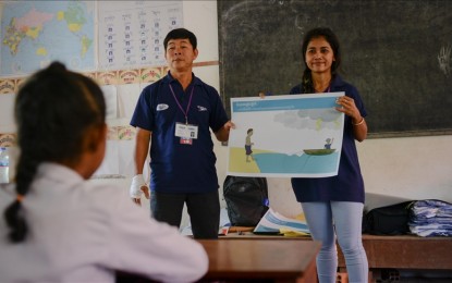 <p>Keo Sopheap and Chan Sovanna from Safety When It Matters (SWIM) Cambodia teach children the dangers of water during a safety and drowning prevention class in Prey Veng province.<em> (File photo-Anadolu Agency)</em></p>