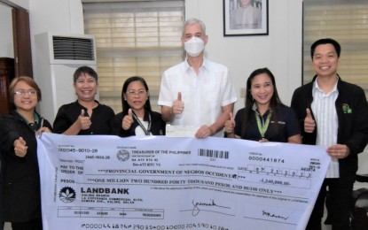 <p><strong>FINANCIAL GRANT</strong>. Negros Occidental Governor Eugenio Jose Lacson (center) receives the PHP1.24 million check for the implementation of the Province-led Agriculture and Fisheries Extension System from the Department of Agriculture-Agricultural Training Institute Regional Training Center-Western Visayas headed by director Mary Ann Ramos (3rd from left) at the provincial capitol in Bacolod City on July 26, 2023. The turn-over rites were witnessed by provincial supervising agriculturist Dina Genzola (left) and Provincial Veterinary Office officer-in-charge Dr. Placeda Lemana (2nd from left) and other DA-ATI personnel. <em>(Photo courtesy of PIO Negros Occidental)</em></p>