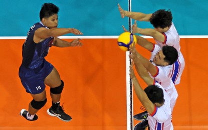 <p><strong>UNSTOPPABLE.</strong> Thai Jakkrit Thanomnoi (left) scores against three Filipino defenders during the Southeast Asian Men’s Volleyball League (SEA V.League) at the City of Sta. Rosa Multi-Purpose Complex on Friday (July 28, 2023). Thailand outlasted the Philippines, 26-24, 25-27, 21-25, 25-23, 17-15. <em>(Contributed photo)</em></p>