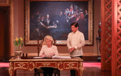 <p><strong>GUESTBOOK SIGNING.</strong> President Ferdinand R. Marcos Jr. looks on as European Commission President Ursula von der Leyen signs the guestbook at Malacañang Palace on Monday (July 31, 2023). The European Commission leader is on a three-day official visit to strengthen the diplomatic ties between the Philippines and the EU, marking the first ever visit of an EU Commission President to the Philippines.<em> (PNA photo by Rey Baniquet)</em></p>