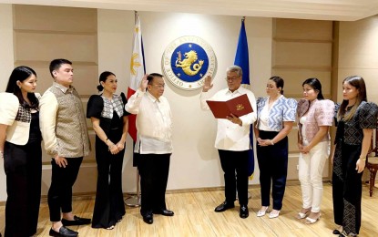 <p><strong>NEW DA OFFICIAL</strong>. Former lawmaker Deogracias Victor Barbers Savellano was sworn in on Monday (July 31, 2023) as undersecretary of the Department of Agriculture. Executive Secretary Lucas Bersamin administered his oath of office.<em> (Photo courtesy of Butch Madarang)</em></p>