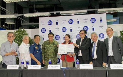 <p><strong>PROCLAMATION 298.</strong> Mindanao Development Authority Chairperson Maria Belen Acosta (4th right) is joined by security sector officials and business leaders as she presents the certified true copy of President Ferdinand R.Marcos Jr.'s Proclamation No. 298, lifting the state of national emergency on the island. During a media briefing Monday (July 31, 2023) in Davao City, the group thanked President Marcos, saying the decision would boost Mindanao's economy. <em>(PNA photo by Robinson Niñal Jr.)</em></p>