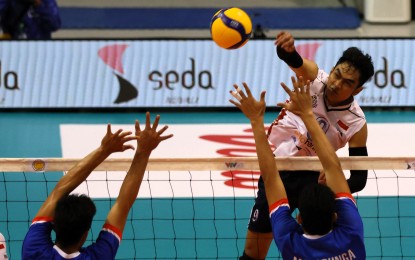 <p><strong>UNBEATABLE.</strong> Indonesia's Doni against Filipinos Bryan Bagunas and Kim Malabunga during their match in the Southeast Asia Volleyball League (V.League) Leg 2 at the City of Santa Rosa Multi-Purpose Complex on July 28, 2023. The unbeaten Indonesians won the tournament on July 30, 2023. <em>(PNVF photo)</em></p>