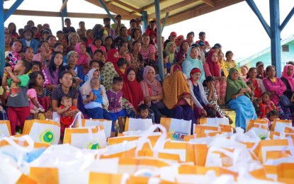 <p><strong>DISPLACED.</strong> Some of the displaced indigenous peoples in Talayan, Maguindanao, who fled their homes due to harassment by gunmen over the weekend patiently waited for their turn to receive relief aid from the Bangsamoro Autonomous Region in Muslim Mindanao on Monday (July 31, 2023). The IPs are seeking the deployment of soldiers in their village to protect them from lawless armed groups.<em> (Photo courtesy of BARMM READi)</em></p>