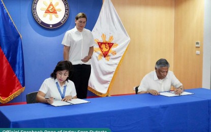 <p><strong>SUPPLEMENTAL FUND. </strong>Vice President Sara Duterte (center) witnesses on Tuesday (August 1, 2023) the signing of a memroandum of agreement by OVP Chief of Staff and Undersecretary Zuleika Lopez and Philippine Amusement and Gaming Corporation Chairperson and CEO Alejandro Tengco held at the OVP Central Office in Mandaluyong City. The agreement, with a grant amounting to PHP120 million, will supplement the funding of the OVP medical and burial assistance program. <em>(Photo courtesy of OVP) </em></p>
