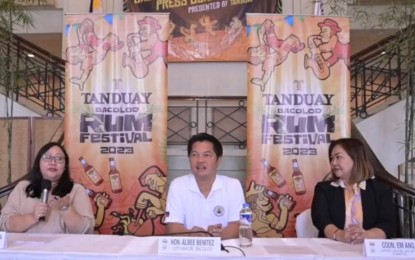 <p><strong>RUM FESTIVAL</strong>. Bacolod City Mayor Alfredo Abelardo Benitez (center), with Councilor Em Ang (right) and Charmaine Pahate, public relations and managing director of Eggshell Worldwide Communications Inc., during the press launch of the 2023 Bacolod Rum Festival at the Bacolod Government Center lobby on Wednesday (Aug. 2, 2023). This year's event will be held on Aug. 12 to 20 mainly at the Bacolod Government Center grounds. <em>(Screenshot from Albee Benitez Facebook live video)</em></p>