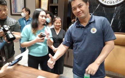 <p><strong>DRUG-FREE</strong>. Bacolod City Mayor Alfredo Abelardo Benitez shows a thumbs-up sign after testing negative for illegal drug use on Tuesday (Aug. 1, 2023). Benitez voluntarily submitted himself to a urine rapid drug test with the assistance of City Health Office personnel to lead the public drug testing for elected city officials and employees. <em>(PNA photo by Nanette L. Guadalquiver)</em></p>