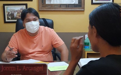 <p><strong>CASH INCENTIVES</strong>. Undated photo shows Jovellar town Mayor Jorem Arcangel of Albay province speaking to one of his constituents who is asking for assistance in his office. He said on Wednesday (Aug. 2, 2023) that some 55 Cum laude and Summa Cum laude graduates in his town will receive a PHP5,000 cash incentive from the local government. <em>(Photo from Municipio de Jovellar FB page)</em></p>