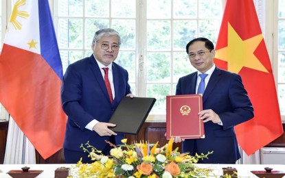 <div dir="auto">
<div dir="auto"><strong>MARITIME COOPERATION</strong>. Vietnam's Minister of Foreign Affairs Bùi Thanh Sơn (right) and the Philippines' Secretary of Foreign Affairs Enrique Manalo (left) exchanged the Memorandum of Understanding of the 10th meeting of the Vietnam-Philippines Joint Commission for Bilateral Cooperation held on Wednesday. <em>(VNA/VNS Photo Lâm Khánh)</em></div>
</div>
<div class="yj6qo"> </div>