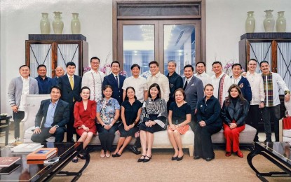 <p><strong>CORDIAL MEETING.</strong> President Ferdinand R. Marcos Jr. (standing 7th from left) and First Lady Louise “Liza” Araneta-Marcos (seated 4th from left) pose with 21 members of the Philippine Senate headed by Senate President Juan Miguel Zubiri (standing 8th from left) after a private dinner in Malacañang on August 2. Zubiri said Thursday (August 3, 2023) most of their conversation focused on the plight of families and farmers severely affected by recent typhoons. <em>(Photo courtesy of Senator Bong Go Facebook Page)</em></p>