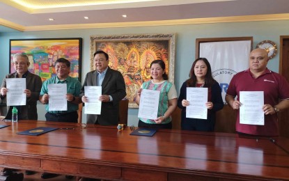 <p><strong>POWER AGREEMENT</strong>. Representatives of the Energy Regulatory Commission, Iloilo City Government, and More Power sign a tripartite agreement promoting renewable energy in Iloilo City, at the City Mayor’s Office on Thursday (Aug. 3, 2023). The government targets to achieve a 35 percent renewable energy mix by 2040. <em>(PNA photo by PGLena)</em></p>