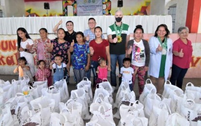 <p><strong>FIGHTING MALNUTRITION</strong>. Negros Occidental Governor Eugenio Jose Lacson (4th from right) and Don Salvador Benedicto Mayor Laurence Marxlen de la Cruz (5th from right) with the children-beneficiaries and their parents during the culmination of the 90-day feeding program to fight malnutrition, at the municipal covered court on Aug. 1, 2023. Some 209 children beneficiaries significantly improved their nutritional status through the Community-Based Nutrition Program for Peace and Development. <em>(Photo courtesy of PIO Negros Occidental)</em></p>