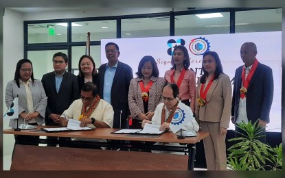 <p><strong>KIST PARK.</strong> Department of Science and Technology (DOST) Secretary Renato Solidum Jr. (seated left) and Philippine Economic Zone Authority (PEZA) Director General Tereso Panga (right) sign a joint memorandum circular (JMC) at the DOST main building in Taguig City on Aug. 3, 2023. The JMC establishes the guidelines for the registration of Knowledge, Innovation, Science and Technology (KIST) parks in the country. <em>(PNA photo by Kris Crismundo)</em></p>