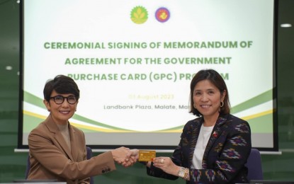 <p><strong>DIGITAL CARD.</strong> Budget Secretary Amenah Pangandaman (right) and Landbank president and CEO Lynette Ortiz shake hands after signing a memorandum of agreement on the use of a Government Purchase Card, at the Landbank Plaza in Malate, Manila on Thursday (Aug. 3, 2023). The GPC aims to simplify the purchase of goods and services by government agencies. <em>(Photo courtesy of the DBM)</em></p>
<p class="p1"> </p>