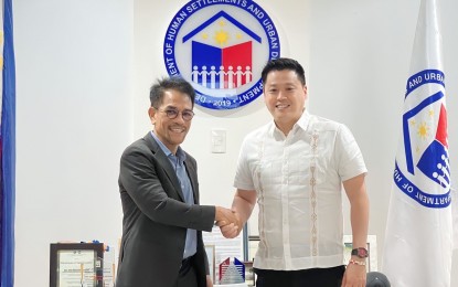 <p><strong>DSWD-DHSUD TIE-UP</strong>. Department of Social Welfare and Development (DSWD) Secretary Rex Gatchalian (right) and Department of Human Settlements and Urban Development (DHSUD) Secretary Jose Rizalino Acuzar shake hands following a meeting at the DHSUD Central Office in Quezon City on Thursday (Aug. 3, 2023). They led discussions on the type of housing units to be provided by the DHSUD as temporary shelters for the reached-out families and individuals under the DSWD's Oplan Pag-Abot program while social workers are processing their return to their respective provinces.<em> (Photo from Secretary Gatchalian Facebook Page)</em></p>