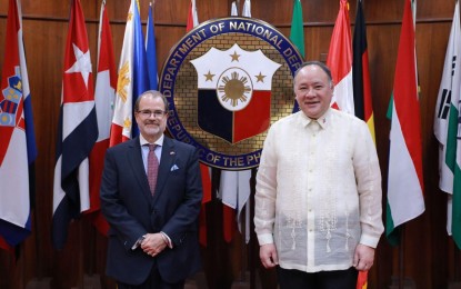 <p><strong>BOOSTING DISASTER RESPONSE.</strong> Canada Ambassador to the Philippines David Bruce Hartman (left) and Department of National Defense (DND) Secretary Gilberto Teodoro Jr. (right) during their meeting in Camp Aguinaldo, Quezon City on Aug. 4, 2023. Both officials committed to having more practical cooperation on disaster resilience. <em>(Photo courtesy of DND)</em></p>