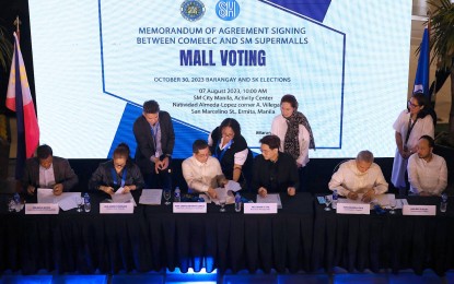 <p><strong>MALL VOTING</strong>. Commission on Elections Chairperson George Erwin Garcia and SM Supermalls president Steven Tan  (3rd and 4th from left) sign on Monday (Aug. 7, 2023) the memorandum of agreement for mall voting for the Barangay and Sangguniang Kabataan Elections (BSKE) this October at SM City Manila. The Comelec said around 300,000 voters, especially those from the vulnerable sector, are expected to participate in select areas of mall voting in Metro Manila, Legazpi City and Cebu City.<em> (PNA photo by Yancy Lim)</em></p>