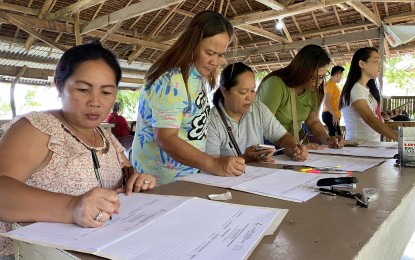 <p><strong>LABOR LAWS COMPLIANT.</strong> Some of the 200 micro establishments in the south of Cebu receive technical help from the Department of Labor and Employment-Central Visayas, in this undated photo. DOLE-7 regional director Lilia Estillore said they visited workplaces to ensure plant-level labor law compliance. <em>(Photo courtesy of DOLE-7)</em></p>